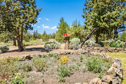 Exterior - 64864 Casa Ct, Bend, OR 97701 photo 14 of 17
