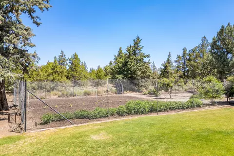 Exterior - 64864 Casa Ct, Bend, OR 97701 photo 15 of 17