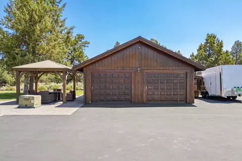 Exterior - 64864 Casa Ct, Bend, OR 97701 photo 12 of 17