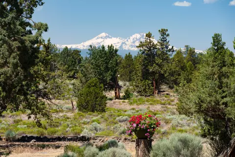 Exterior - 64864 Casa Ct, Bend, OR 97701 photo 1 of 17