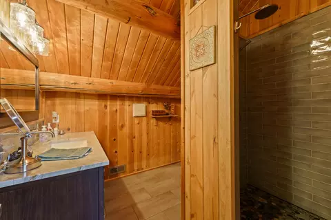 Bath - 64864 Casa Ct, Bend, OR 97701 photo 1 of 2