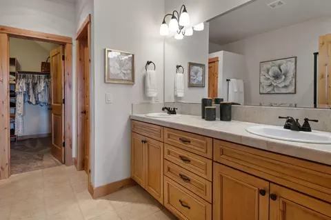 Bath - 871 SW Blakely Rd, Bend, OR 97702 photo 3 of 5