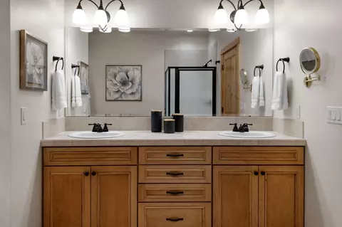 Bath - 871 SW Blakely Rd, Bend, OR 97702 photo 1 of 5