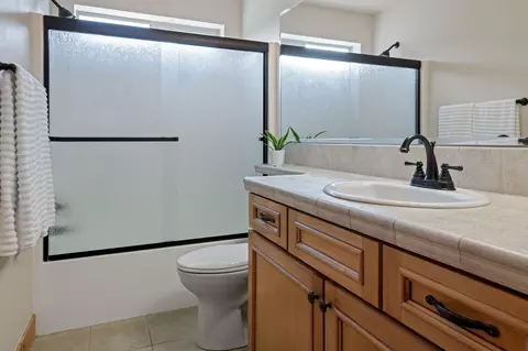Bath - 871 SW Blakely Rd, Bend, OR 97702 photo 4 of 5