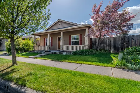 708 Isherwood Dr, Central Point, OR 97502