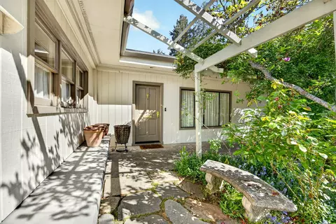 945 Hillview Dr, Ashland, OR 97520