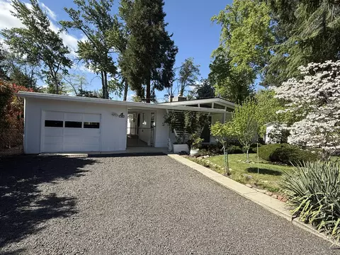 780 S Shasta Ave, Eagle Point, OR 97524