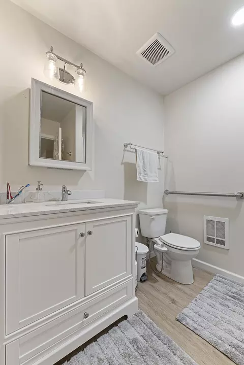 Bath - 457 Elm St, Phoenix, OR 97535 photo 4 of 4