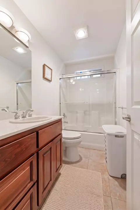 Bath - 457 Elm St, Phoenix, OR 97535 photo 2 of 4