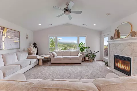 Living - 457 Elm St, Phoenix, OR 97535 photo 1 of 2