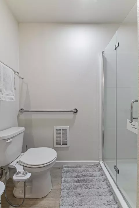 Bath - 457 Elm St, Phoenix, OR 97535 photo 3 of 4
