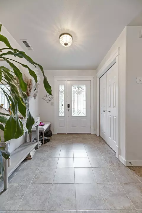 Entry Way - 457 Elm St, Phoenix, OR 97535 photo 1 of 1