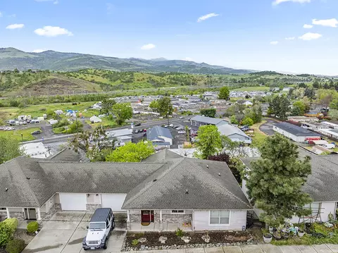 457 Elm St, Phoenix, OR 97535