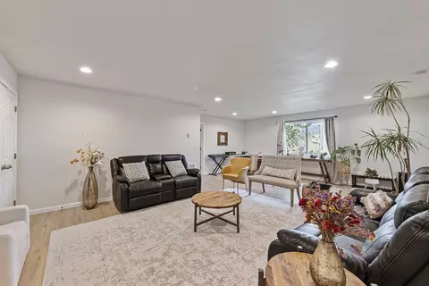 Living - 457 Elm St, Phoenix, OR 97535 photo 2 of 2