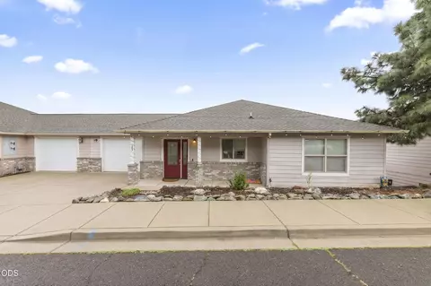 457 Elm St, Phoenix, OR 97535