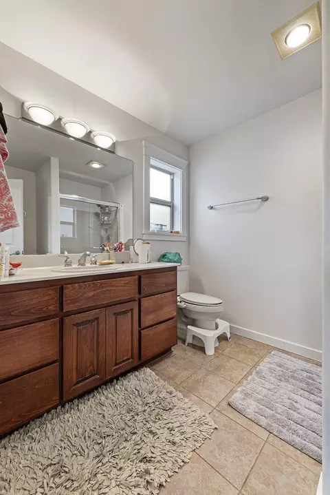 Bath - 457 Elm St, Phoenix, OR 97535 photo 1 of 4