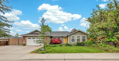 2669 Lawnview Dr, Medford, OR 97504