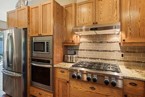 Kitchen - 2322 NW High Lakes Loop, Bend, OR 97703 photo 4 of 6