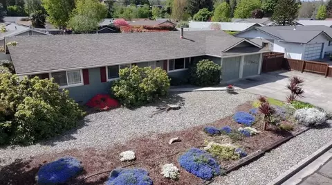 1755 Axtell Dr, Grants Pass, OR 97527