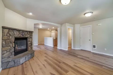 Living - 16559 Daisy Pl, La Pine, OR 97739 photo 2 of 4