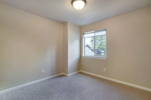Bedroom - 16559 Daisy Pl, La Pine, OR 97739 photo 4 of 6