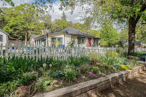 1203 4th Ave, Gold Hill, OR 97525