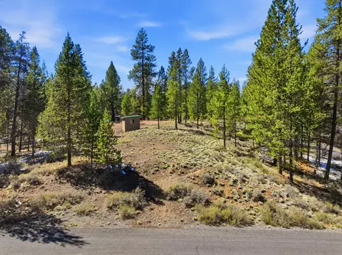 15171 W River Loop Dr W, Bend, OR 97707