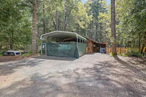 461 Stage Stop Dr, Cave Junction, OR 97523