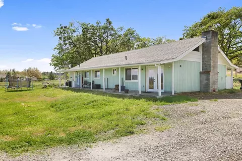 380 Greenleaf Dr, Eagle Point, OR 97524