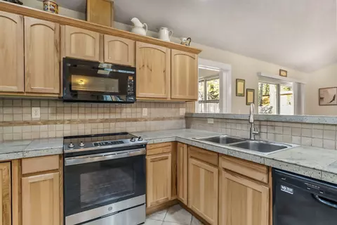 Kitchen - 17048 Norwalk Rd, Bend, OR 97707 photo 2 of 5