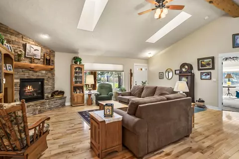 Living - 17048 Norwalk Rd, Bend, OR 97707 photo 3 of 4