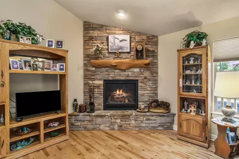 Living - 17048 Norwalk Rd, Bend, OR 97707 photo 2 of 4