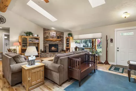 Living - 17048 Norwalk Rd, Bend, OR 97707 photo 4 of 4