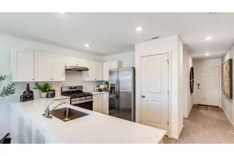 Kitchen - 16651 Grey Pine St, La Pine, OR 97739 photo 3 of 4