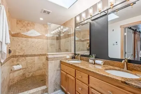 Bath - 55550 Heidi Ct, Bend, OR 97707 photo 1 of 3