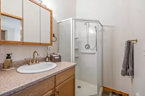 Bath - 55550 Heidi Ct, Bend, OR 97707 photo 3 of 3