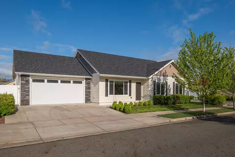 918 SW Blackberry Ln, Grants Pass, OR 97527