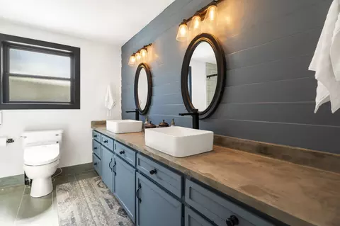 Bath - 55670 Big River Dr, Bend, OR 97707 photo 2 of 10