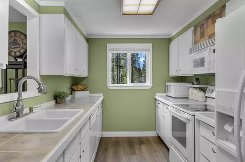 Kitchen - 15003 River Loop Dr E, Bend, OR 97707 photo 1 of 1