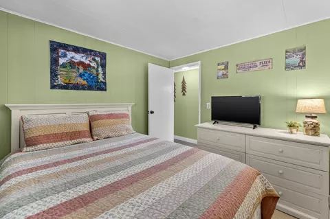 Bedroom - 15003 River Loop Dr E, Bend, OR 97707 photo 2 of 4