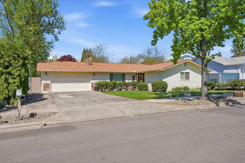2933 Lazy Creek Dr, Medford, OR 97504