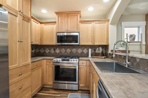 Kitchen - 63137 Britta St, Bend, OR 97703 photo 2 of 3