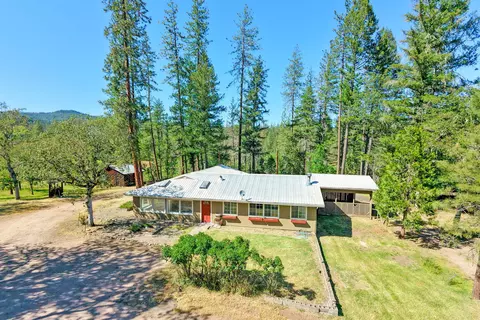 5835 Rogue River Dr, Eagle Point, OR 97524