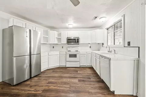 Kitchen - 5835 Rogue River Dr, Eagle Point, OR 97524 photo 1 of 2