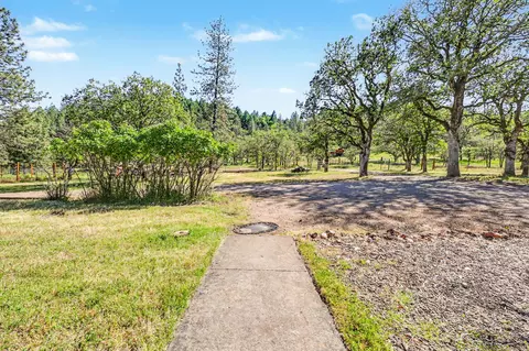 Exterior - 5835 Rogue River Dr, Eagle Point, OR 97524 photo 10 of 11