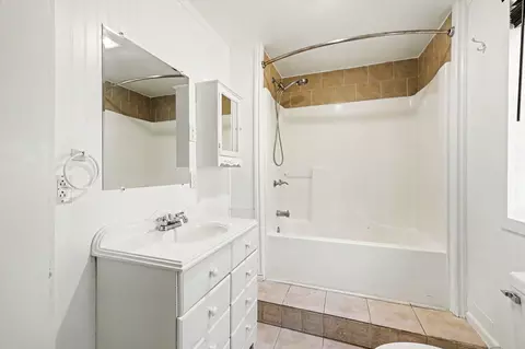 Bath - 5835 Rogue River Dr, Eagle Point, OR 97524 photo 1 of 3