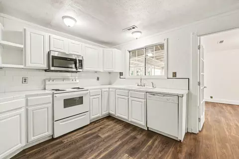 Kitchen - 5835 Rogue River Dr, Eagle Point, OR 97524 photo 2 of 2