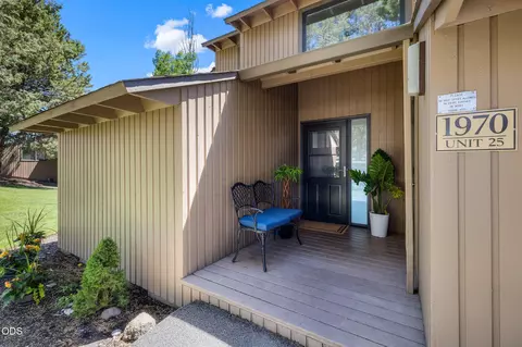 1970 Redtail Hawk Dr, Redmond, OR 97756