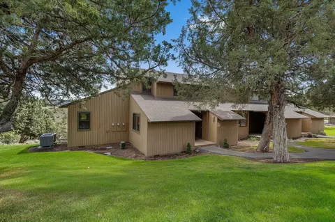 1970 Redtail Hawk Dr, Redmond, OR 97756