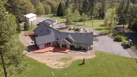 201 Hoffman Way, Grants Pass, OR 97526